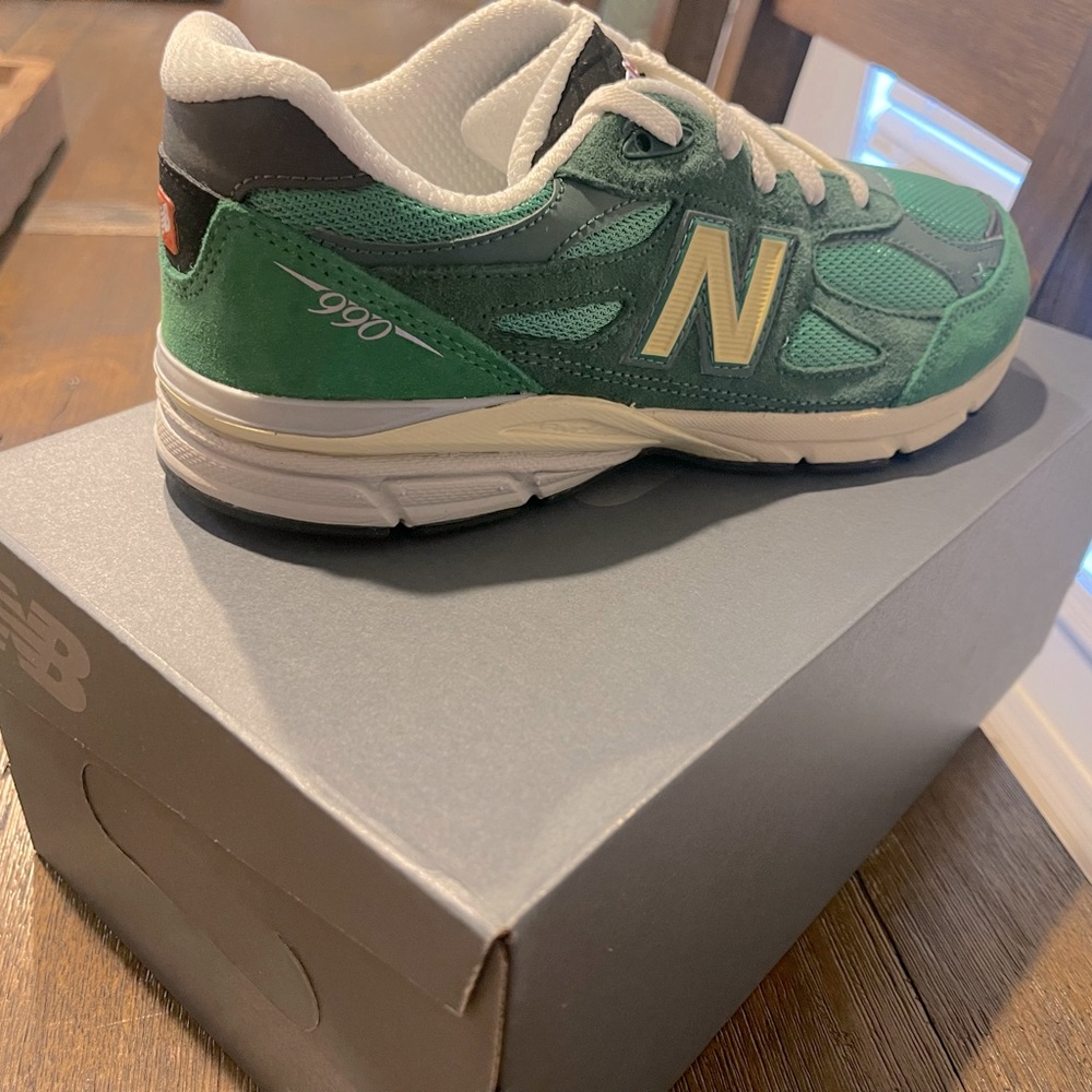 BRAND NEW, NEVER WORN Big Boys New Balance 990v3 Varsity Green Gold